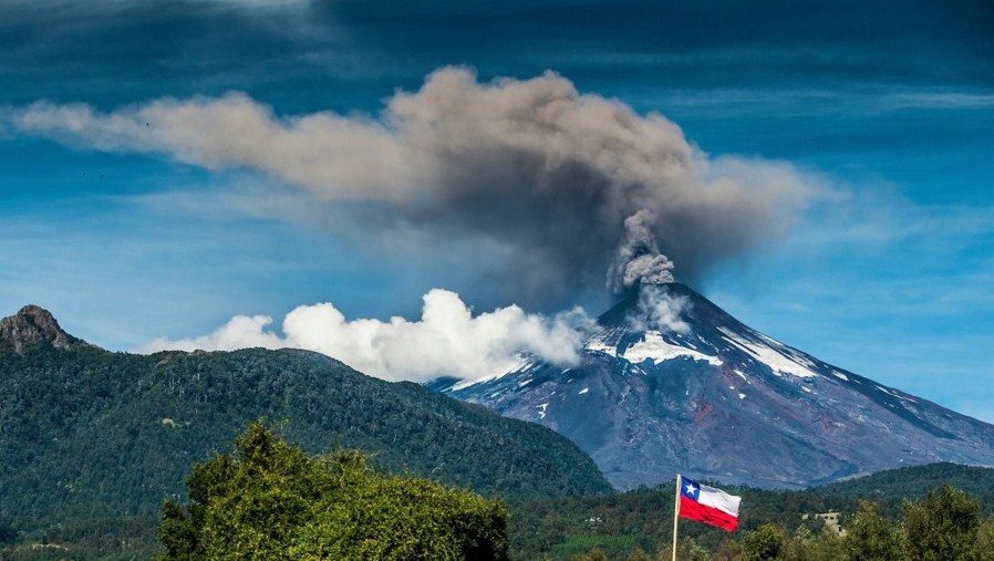smoking volcano photography by francisco negroni