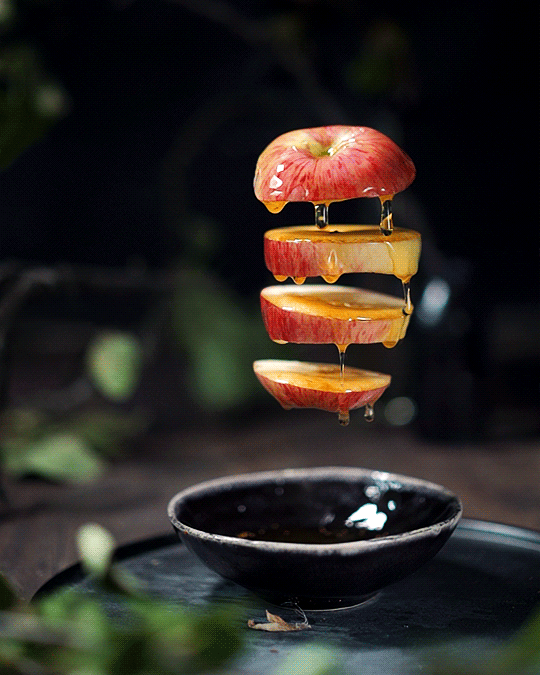 food lifestyle photography sliced apple by daria khoroshavina