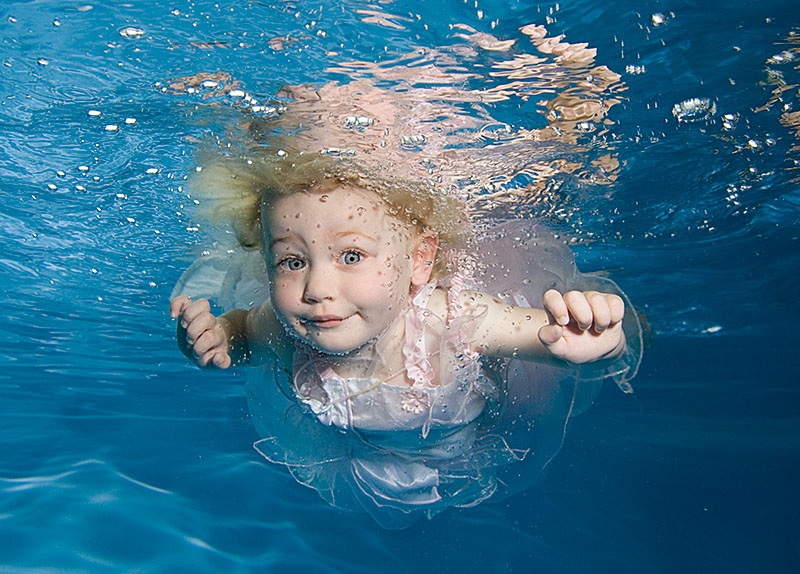 2 baby underwater photography