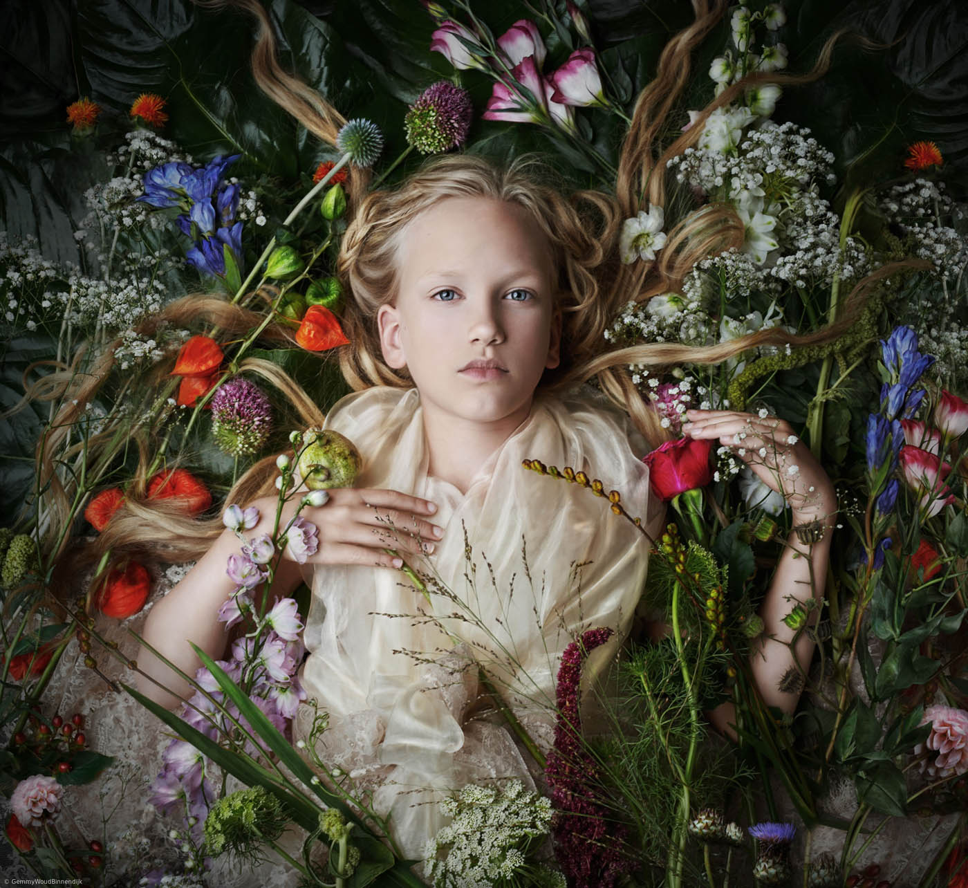 portrait photography kid with flowers by gemmy woud binnendijk