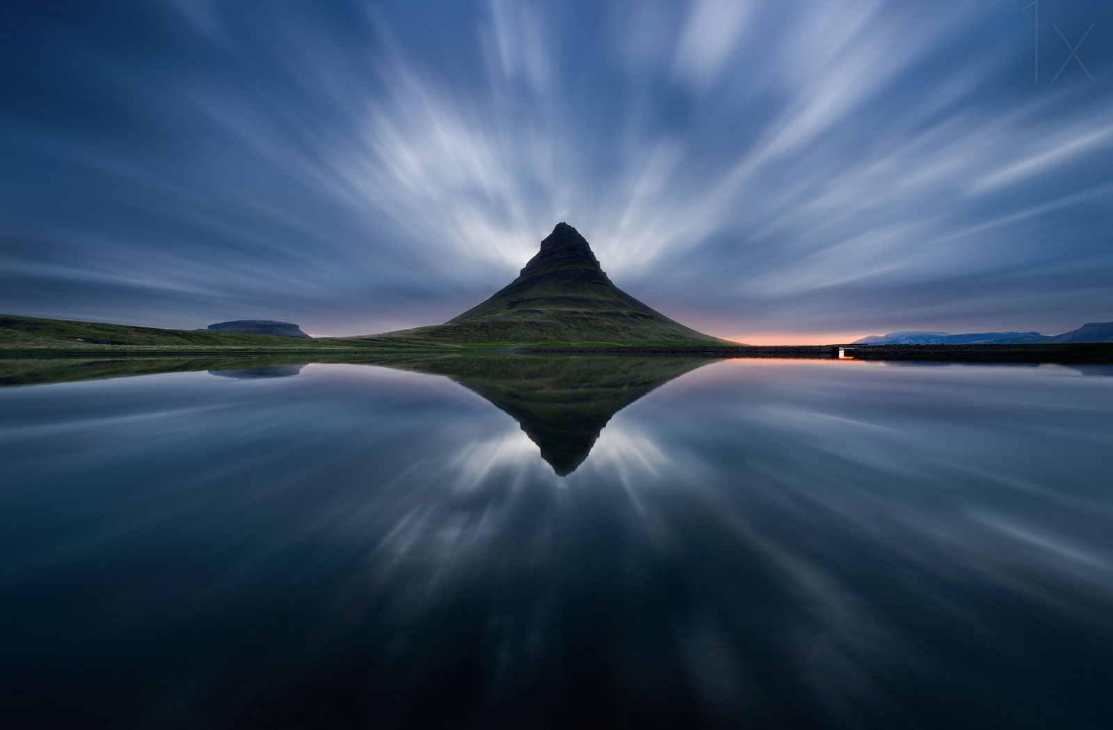 reflection photography mountains by simon roppel